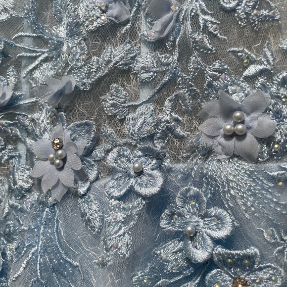 Stunning Ellie Wilde formal gown. - Picture 12 of 13